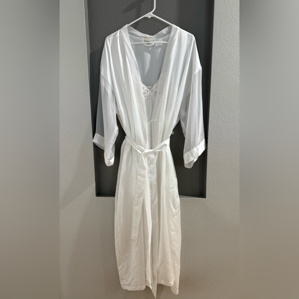 Intimo Amore White nightgown and robe.